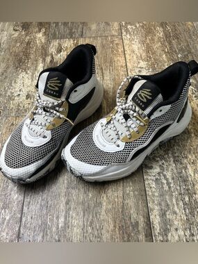 Youth boys basketball shoes size 5.5